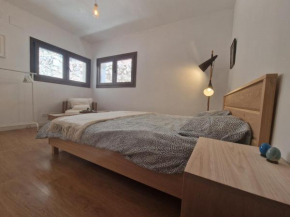 Habitación doble con baño grande privado en piso compartido